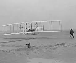 PRIMER VUELO DE AVIÓN CON MOTOR