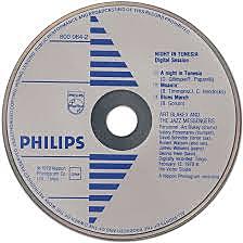 APARECEN LOS PRIMEROS CDs. DIECISÉIS AÑOS  DESPUÉS APARECE EL DVD