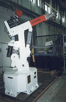 C. Milacron: Robot T3 Se adapta para trabajar con aviones.