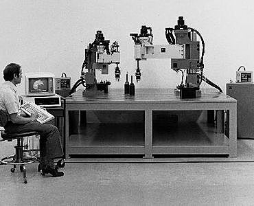 IBM: Introdujo el robot RS-1 para montaje.