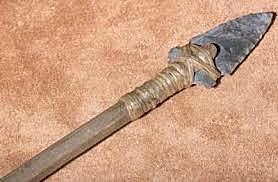 50 a 100 años tras nuestros ante pasados comenzaron a innovar nuevas armas para atacar a sus presa de una distancia mas considresable