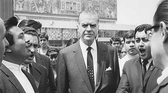 El Rector encabeza marcha en contra de la ocupación militar y por la liberación de alumnos detenidos.