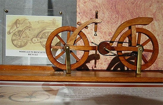Проект первого велосипеда предложил еще в 1495 году великий итальянский ученый Леонардо да Винчи.