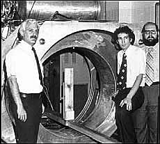 Raymon Damadian medico estadounidense obtiene la primera Resonancia Nuclear Magnética de un ratón