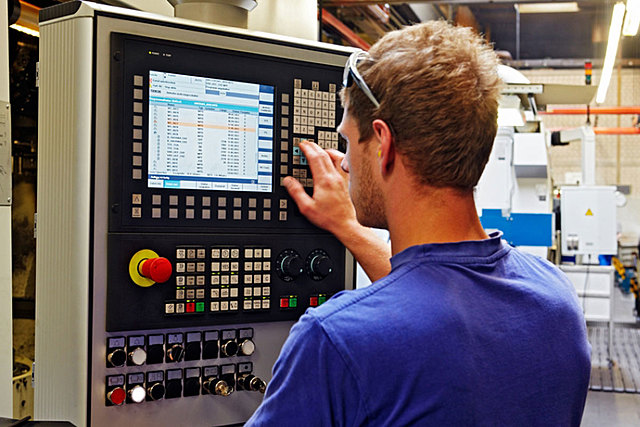 Shewart aplica el control estadístico de procesos para propósitos industriales