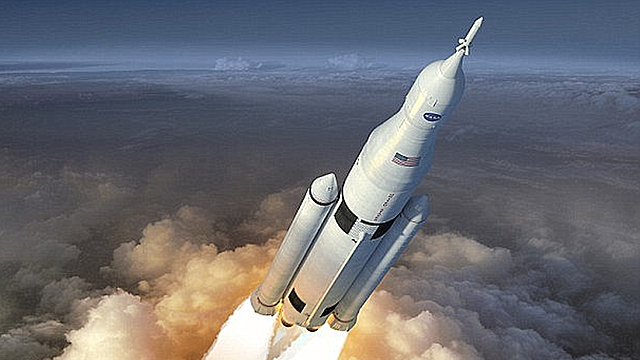 Robert Goddard usa por primera vez, combustible líquido para cohetes