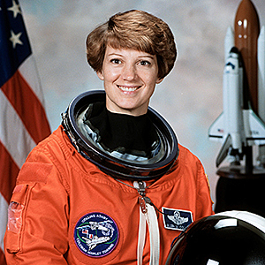 La Coronel Eileen Collins, se convierte en la primera mujer en comandar a una nave espacial.