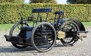 Primer automóvil con neumáticos