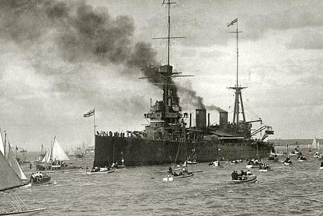 Japan bombs Pearl Harbor (Hawaii) base in the United States (USA)