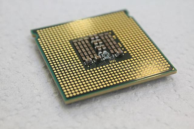 Intel crea el primer CPU.