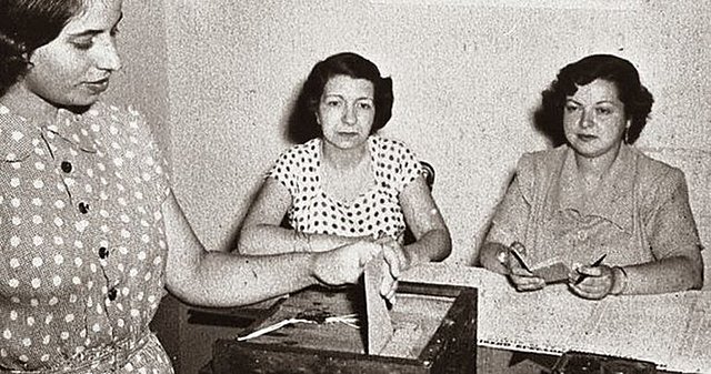 Las mujeres votan por primera vez