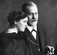 Se caso y abrió su propia consulta de neuropsiquiatria.