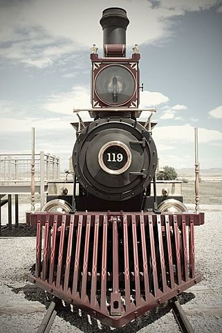 Lanzamiento del primer ferrocarril transcontinental