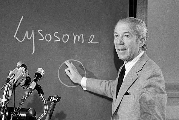 Christian René de Duve descubrió las funciones físicas de los lisosomas y peroxiomas