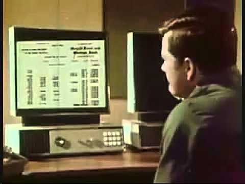 En la década de 1960 ya existían algunas redes de computadoras con sus propios protocolos y maneras de compartir los datos entre sí. (p. 130)