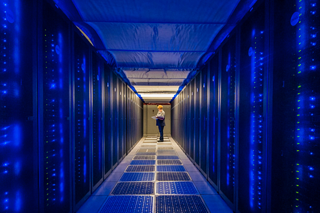 Mas de 100 personas trabajan sobre el nucleo Linux