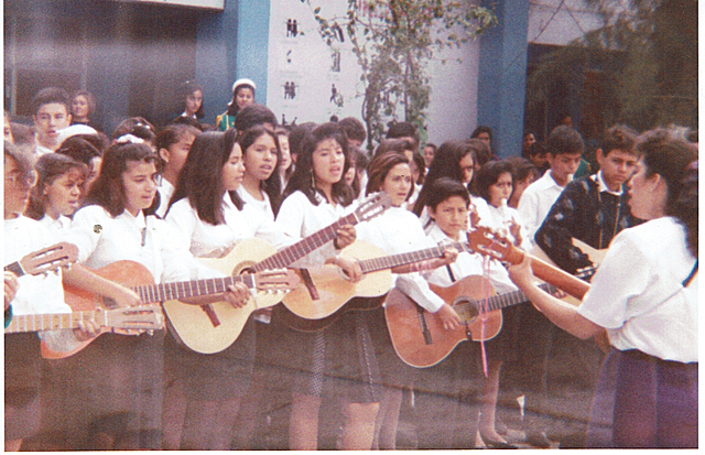inicio la secundaria e incursiono en la música