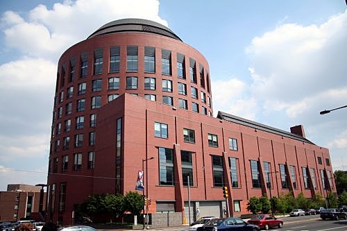 Wharton School fue la primera institución en promover  la idea de preparar a los gerentes en el pensamiento estratégico