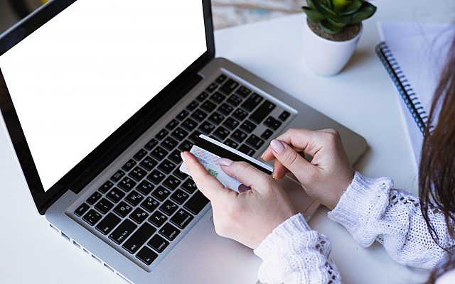 la primera transacción online