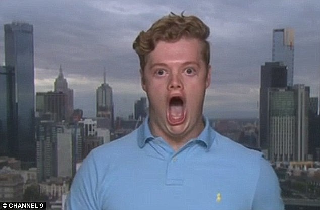 César miente y le dice a Bolton que el es César Rubio.