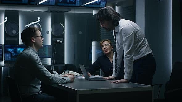 César es interrogado por los políticos y acierta en todas las preguntas.