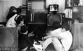 Se creo una escuela por radio y televisión