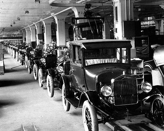 Henry Ford implementa el sistema de producción en linea