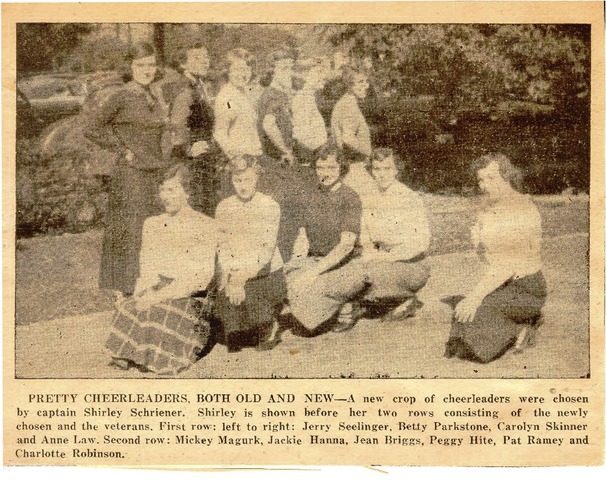 ODU Cheerleaders Posing