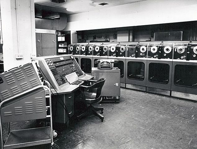UNIVAC-1 ( John P. Eckert y John W. Mauchly)