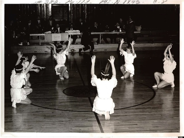 ODU Cheerleaders Dancing