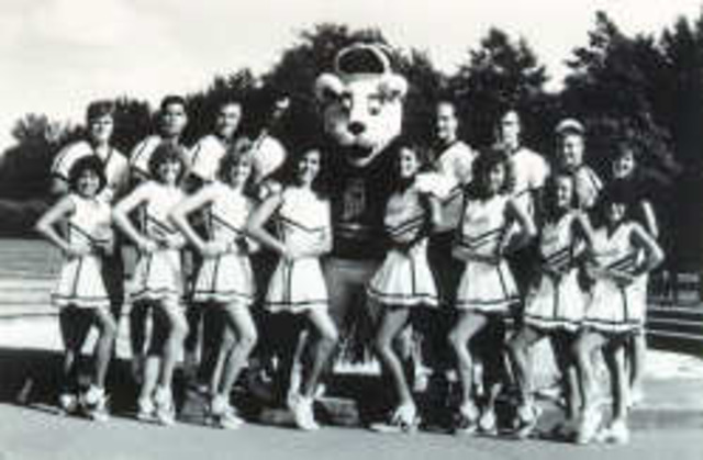 ODU Cheerleaders Posing