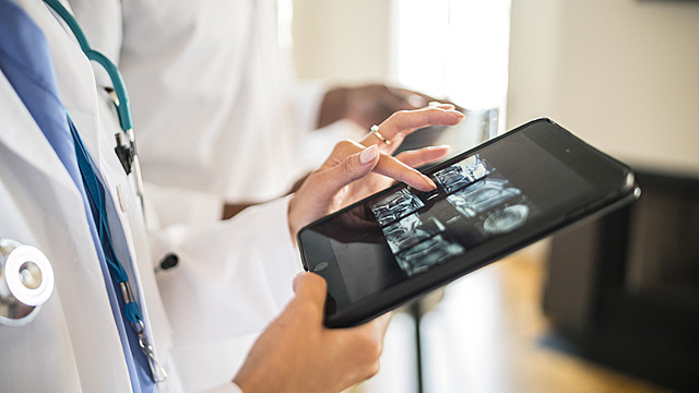 Analisis de las visiones alternativas de la publicacion electronica y bibliotecas digitales