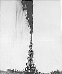 LA PRIMERA TORRE DE EXTRACCIÓN DE PETROLEO
