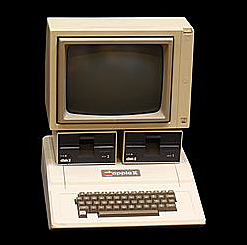 Lanzamiento de la computadora Apple II.