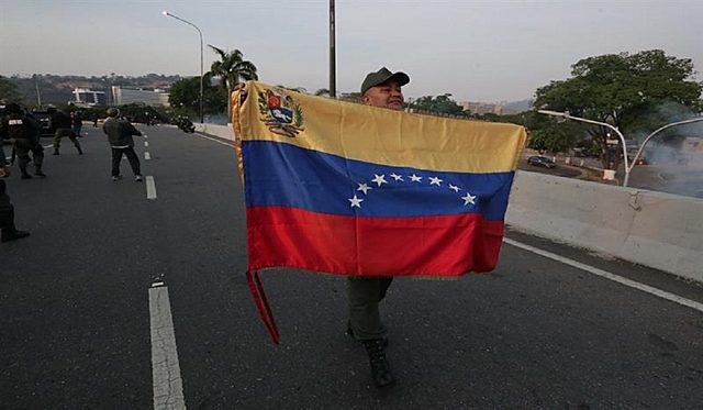 Maduro militariza Venezuela para evitar una explosión social similar al «Caracazo»