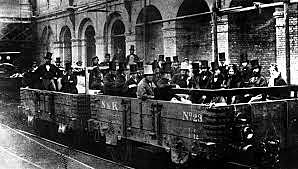 Inauguración del primer sistema de metro del mundo.