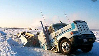 Se hunde camión en Alaska