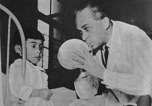 Titular de la II cátedra de Pediatría.