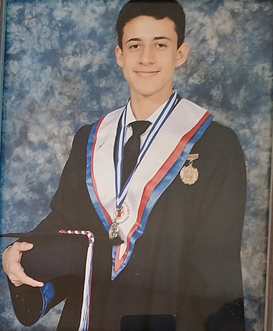 Allan Se Gradúa del Colegio.