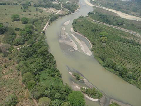 Mancha de crudo contamina tres cuerpos de agua