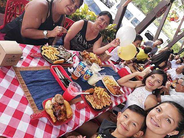 Celebración día de la madre ,compartiendo al igual con mi abuela fec