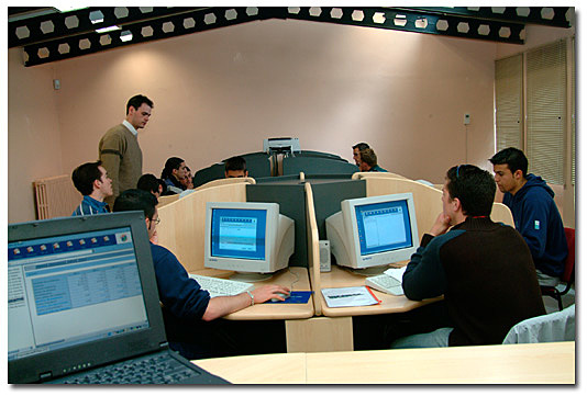 TV-UNAM inició la emisión de algunos programas vía satélite, a través de la Red Universitaria de Televisión en todo el país.