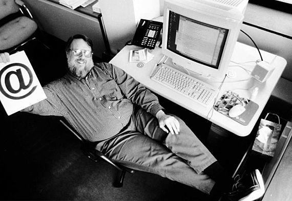 Ray Tomlinson realiza un programa de e-mail para distribuir mensajes a usuarios concretos a través de ARPANET