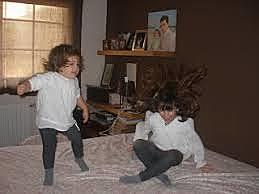 estaba jugando con mi hermana saltando en la cama se me cayo un arete y me lo introducid en la boca y me lo pase me llevaron de urgencias al hospital