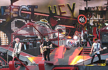 5 Seconds of Summer and LIVESOS