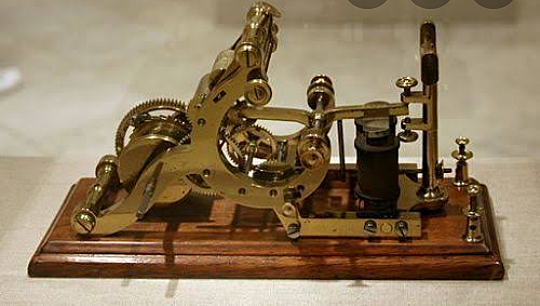 Samuel Morse crea el telégrafo.