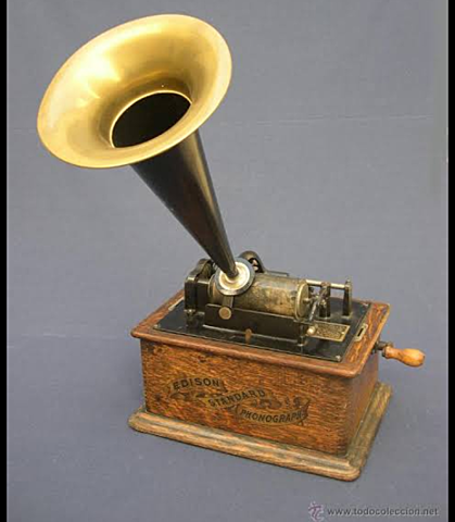 Thomas Edison inventa el fonógrafo, un dispositivo capaz de reproducir sonidos.