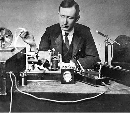 Durante la nochebuena de 1906 se realiza la primera transmisión de radio.