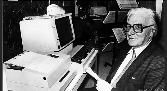 Konrad Suze presenta la primera computadora electromagnética programable con una cinta perforada