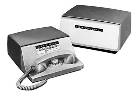 BELL fabrica el primer módem que permite transmitir datos binarios a través de líneas telefónicas simples.